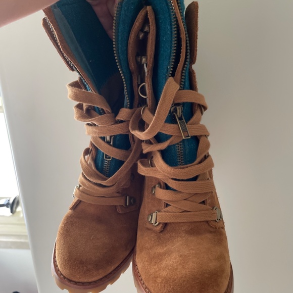 UGG’s Tan Lace Up Combat Booties 5 1/2 - Picture 3 of 5